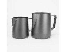 Melkkannetje Opschuim Set – Zwart – 2 Stuks – 350ml + 600ml – RVS - Essentials – RVS – Melkopschuimkan – Melkkan – Espressomachine - Barista Essentials