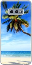 Geschikt voor Samsung Galaxy S10e hoesje - Palmbomen - Strand - Zee - Siliconen Telefoonhoesje