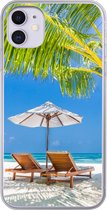 Geschikt voor iPhone 11 hoesje - Palmboom - Strandstoel - Parasol - Siliconen Telefoonhoesje