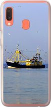 Geschikt voor Samsung Galaxy A20e hoesje - Noordzee - Vissersboot - Vogel - Siliconen Telefoonhoesje
