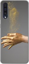 Geschikt voor Samsung Galaxy A50 hoesje - Vrouw met goud geverfde handen en een wolk van glitters - Siliconen Telefoonhoesje