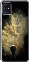 Geschikt voor Samsung Galaxy A52 5G hoesje - Goud poeder op een zwarte achtergrond - Siliconen Telefoonhoesje