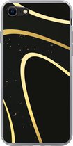 Geschikt voor iPhone SE 2020 hoesje - Gouden golven op een zwarte achtergrond - Siliconen Telefoonhoesje