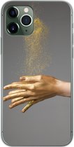 Geschikt voor iPhone 11 Pro hoesje - Vrouw met goud geverfde handen en een wolk van glitters - Siliconen Telefoonhoesje