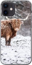 Geschikt voor iPhone 12 hoesje - Schotse Hooglander - Boom - Sneeuw - Siliconen Telefoonhoesje