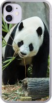 Geschikt voor iPhone 11 hoesje - Panda - Boomstam - Grot - Siliconen Telefoonhoesje