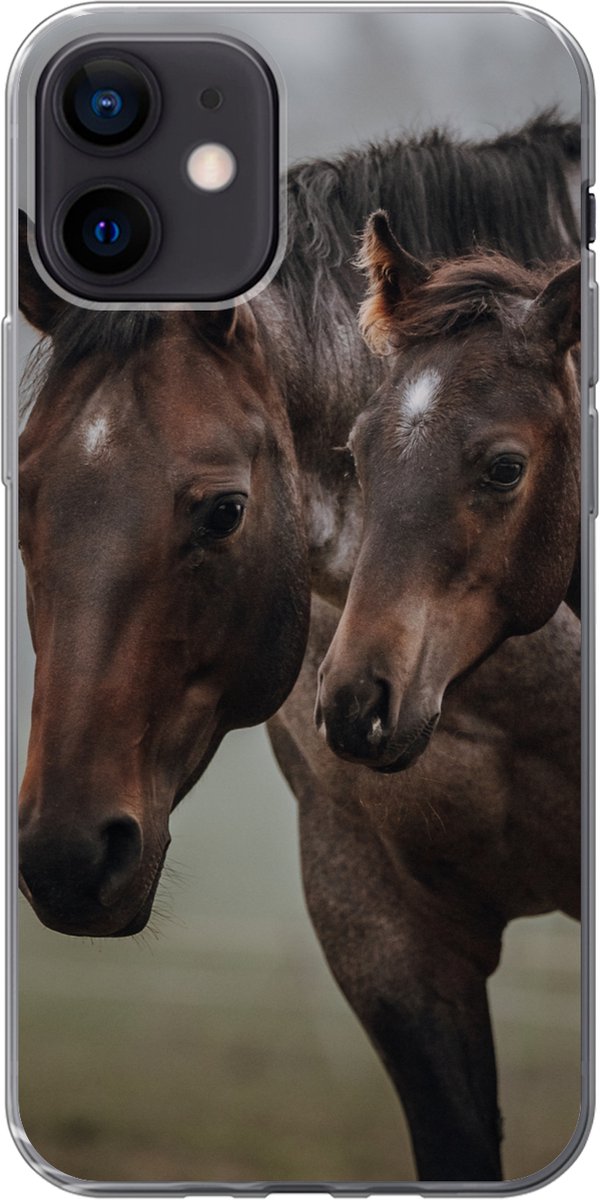 Telefoonhoesje Geschikt voor iPhone 12 hoesje - Paarden - Mist - Landschap - Siliconen Telefoonhoesje Telefoonhoesje