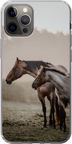 Geschikt voor iPhone 13 Pro hoesje - Paarden - Mist - Weide - Siliconen Telefoonhoesje