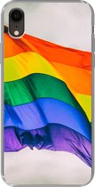 Geschikt voor iPhone XR hoesje - Foto van een regenboog vlag - Siliconen Telefoonhoesje