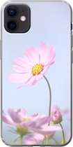 Geschikt voor iPhone 12 mini hoesje - Bloemen - Roze - Buiten - Natuur - Siliconen Telefoonhoesje