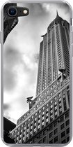 Geschikt voor iPhone 7 hoesje - Chrysler Gebouw in New York vanaf de onderkant gemaakt in zwart-wit - Siliconen Telefoonhoesje