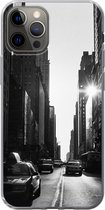 Geschikt voor iPhone 12 Pro hoesje - Een rustige straat in New York in zwart-wit - Siliconen Telefoonhoesje