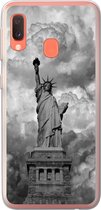 Geschikt voor Samsung Galaxy A20e hoesje - Vrijheidsbeeld in New York op een bewolkte dag in zwart-wit - Siliconen Telefoonhoesje