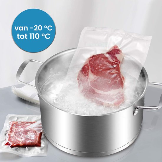 Un steak cru dans un sac sous vide est cuit dans une casserole d'eau bouillante, plage de -20°C à 110°C.