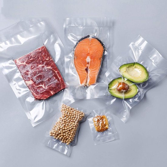 Bœuf cru, filet de saumon, moitiés d'avocat et pois chiches dans des sacs sous vide.