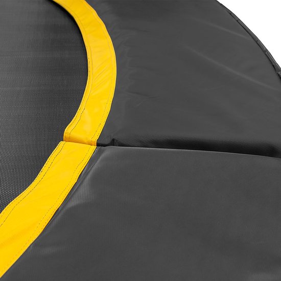 Zwarte trampoline rand met gele bies, close-up.