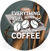 WallCircle - Wandcirkel ⌀ 120 - Quotes - Koffie - Spreuken - Everything gets better with coffee - Ronde schilderijen woonkamer - Wandbord rond - Muurdecoratie cirkel - Kamer decoratie binnen - Wanddecoratie muurcirkel - Woonaccessoires XXL