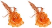 2x stuks oranje deco bloem met speld/elastiek - Oranje koningsdag supporters feestartikelen