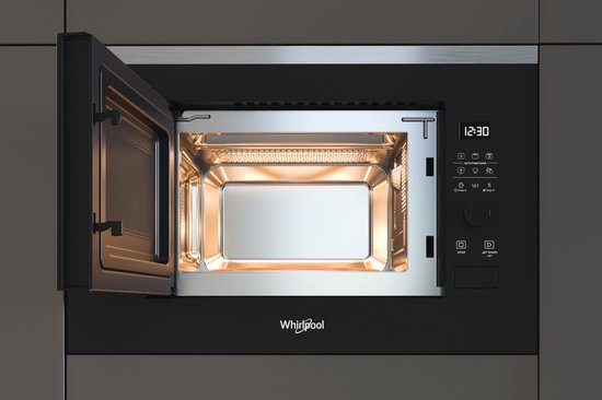 Zwarte inbouwmagnetron met open deur, interieur verlicht. Links de Whirlpool logo.