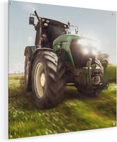 Artaza Glasschilderij - Tractor op het Gras - Trekker - 60x60 - Plexiglas Schilderij - Foto op Glas