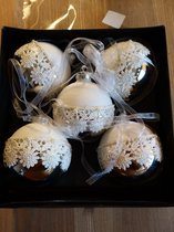 Kerstballen - 5 stuks - Zilver met wit en prachtig haakwerk -8 cm
