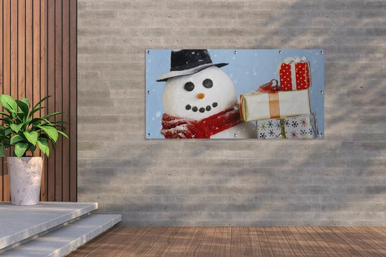 Affiche de clôture Un bonhomme de neige avec des cadeaux de Noël - 200x100 cm - Toile de jardin