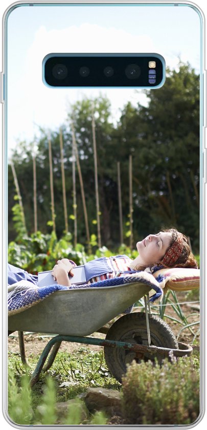 Samsung S10 Plus hoesje - Vrouw in een kruiwagen in de tuin - Siliconen -... | bol.com