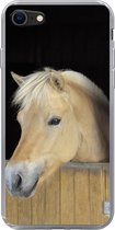 Geschikt voor iPhone SE 2020 hoesje - Fjord paard in een houten stal - Siliconen Telefoonhoesje