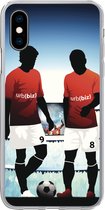 Geschikt voor iPhone X hoesje - Een illustratie van twee voetballers in een stadion - Jongens - Meiden - Kids - Siliconen Telefoonhoesje