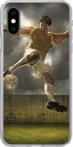 Geschikt voor iPhone X hoesje - Een illustratie van een voetballer die tegen de bal schopt - Jongens - Jongetje - Kids - Siliconen Telefoonhoesje
