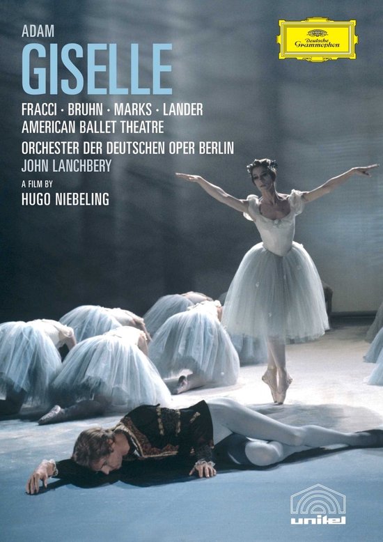 Balletvoorstelling Giselle: Danseres in wit met meerdere danseressen in tutu's op het podium. Tekst: ADAM GISELLE.