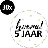 30x Sluitsticker Hoera 5 jaar! | 40 mm | Traktatiesticker Hoera | Cadeausticker | Sluitzegel | Sluitsticker | Traktatie - Verjaardag - Feest | Sticker 5e verjaardag | Kinder trakta