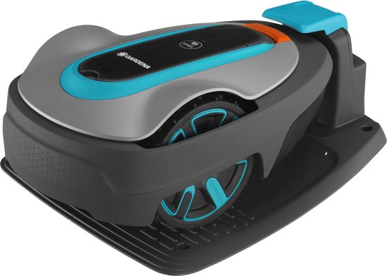 Grijze robotmaaier met blauwe en oranje accenten op een grijs laadstation.
