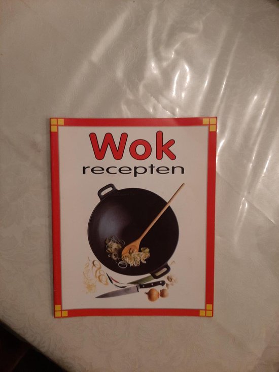 Boek Wok recepten met een wok, houten lepel, mes en ui.