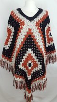Handgemaakte warme poncho cape omslagdoek (grote sjaal) met franjes in de kleuren zwart, ecru, terrarood gehaakt