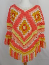 Handgemaakte warme poncho / cape / omslagdoek (grote sjaal) in de kleuren oranje, zalmroze, wit, geel met glinsterdraad en franjes gehaakt