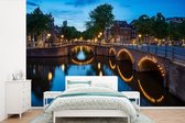 Behang - Fotobehang Verlichte Prinsengracht in de avond - Breedte 420 cm x hoogte 280 cm
