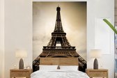 Behang - Fotobehang Eiffeltoren in Parijs sepia fotoprint - Breedte 180 cm x hoogte 280 cm
