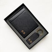 Leren portemonnee en sleutelhanger voor heren met eigen naam of initialen; geschikt voor pasjes, biljetten, munten en documenten - Zwart - 100% premium leer - Luxe geschenkverpakki