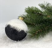 Oneiro's luxe kerstbal DIP Zwart/Wit– ø80 mm - kerstbal - luxe verpakking – kerstcollectie – kerstdecoratie – kerstboomhanger – kerstversiering – goud