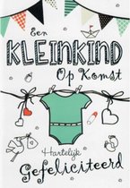 Een kleinkind op komst! Hartelijk gefeliciteerd! Een kleurrijke wenskaart met vlaggetjes en kleding aan de waslijn. Een dubbele wenskaart inclusief envelop en in folie verpakt.