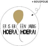 25x Cadeausticker Er is en 1 Jarig Hoera - Sluitsticker - Traktatiesticker - Wensetiket - rond 40mm - Hoera - Jarig - Goud/Wit/Zwart - 25 stuks - sticker voor traktatie - Uitdelen