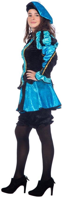 Vrouw opzij gefotografeerd in een zwart en blauw Pietenpak met gouden accenten, baret en zwarte schoenen.