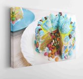 Heerlijke kleurrijke cake met snoepjes binnen op de witte en blauwe borden en witte achtergrond - Modern Art Canvas - Horizontaal - 1164747553 - 40*30 Horizontal