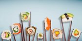 Traditionele japanse sushi-stukken geplaatst tussen eetstokjes, gescheiden op lichtblauwe pastelachtergrond. Zeer hoge resolutie afbeelding. - Moderne kunst canvas - Horizontaal -