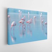 Zwerm vogels roze flamingo wandelen op het blauwe zoutmeer van Cyprus in de stad Larnaca, het concept van romantiek delicate achtergrond van liefde - Moderne kunst canvas - Horizon