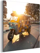 Wanddecoratie Metaal - Aluminium Schilderij Industrieel - Tuktuk tijdens zonsondergang - 90x90 cm - Dibond - Foto op aluminium - Industriële muurdecoratie - Voor de woonkamer/slaapkamer