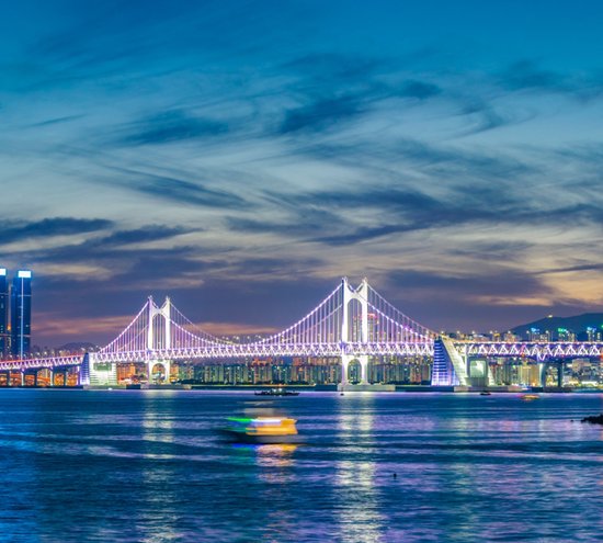De Gwanganbrug en skyline van Haeundae-gu in Busan - Fotobehang (in banen) - 450 x 260 cm