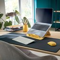 Donkergrijze bureauonderlegger met laptop op standaard, toetsenbord en muis.