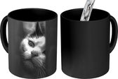 Magische Mok - Foto op Warmte Mokken - Koffiemok - Dierenprofiel spiekende kat in zwart-wit - Magic Mok - Beker - 350 ML - Theemok
